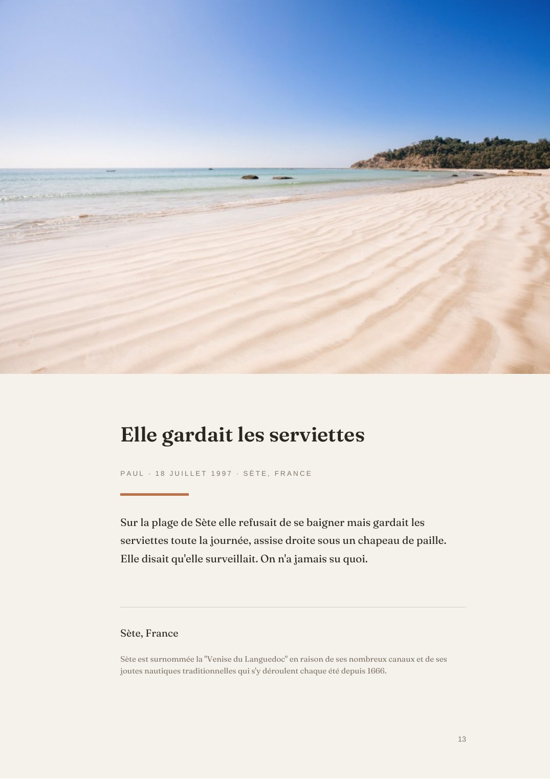 Une page du livre : une photographie de plage, puis l'histoire qu'elle accompagne, avec son titre, le prénom de celui qui l'a écrite et la date